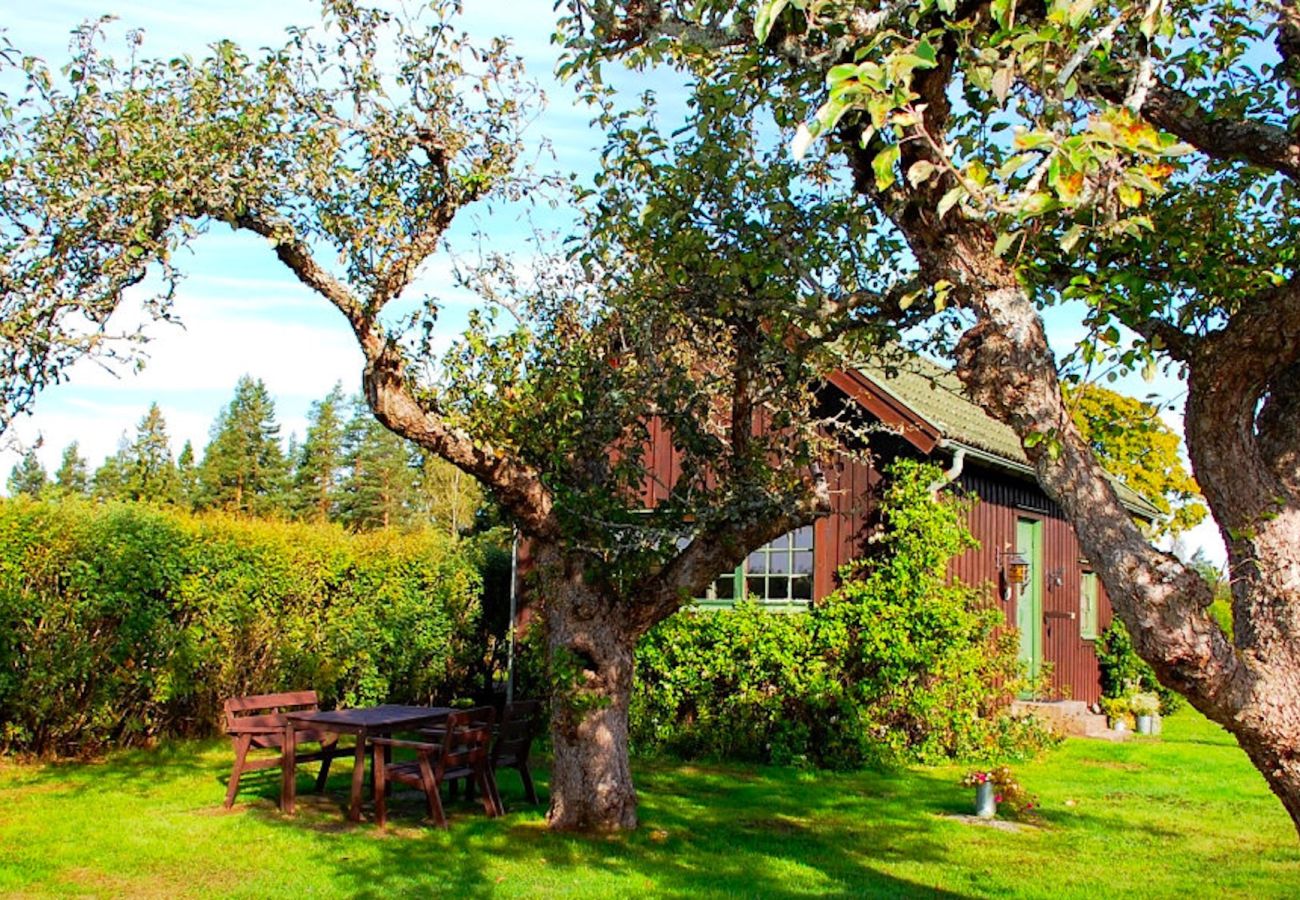 Stuga i Ydre - Semesteridyll bland hästhagar, skog, ängar och sjö med egen båt