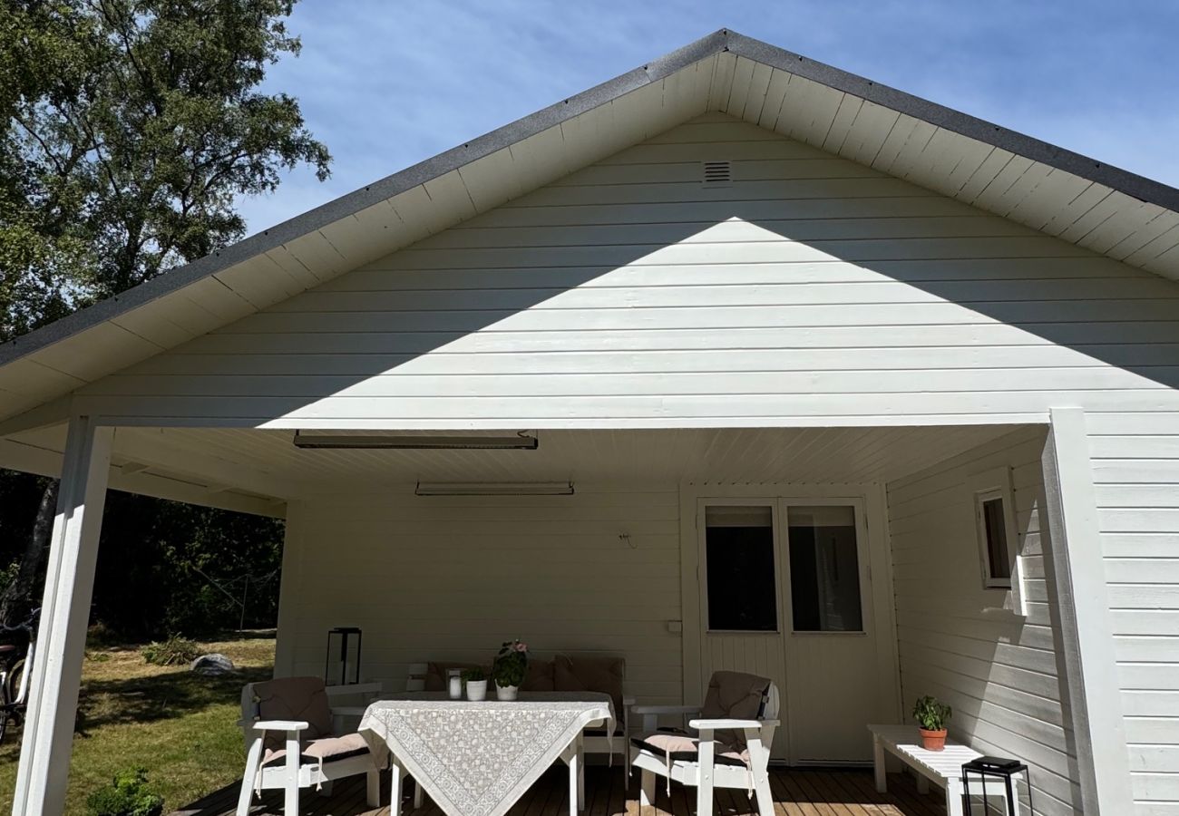 Stuga i Bergkvara - Semester i idylliskt skärgårdsmiljö, ett stenkast från havet i härliga Bergkvara