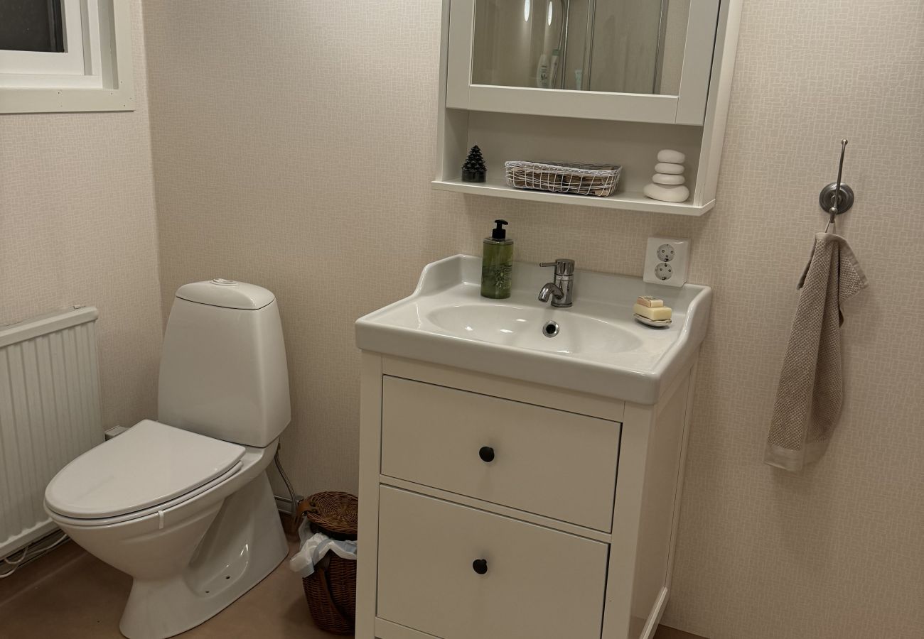 Stuga i Bergkvara - Semester i idylliskt skärgårdsmiljö, ett stenkast från havet i härliga Bergkvara