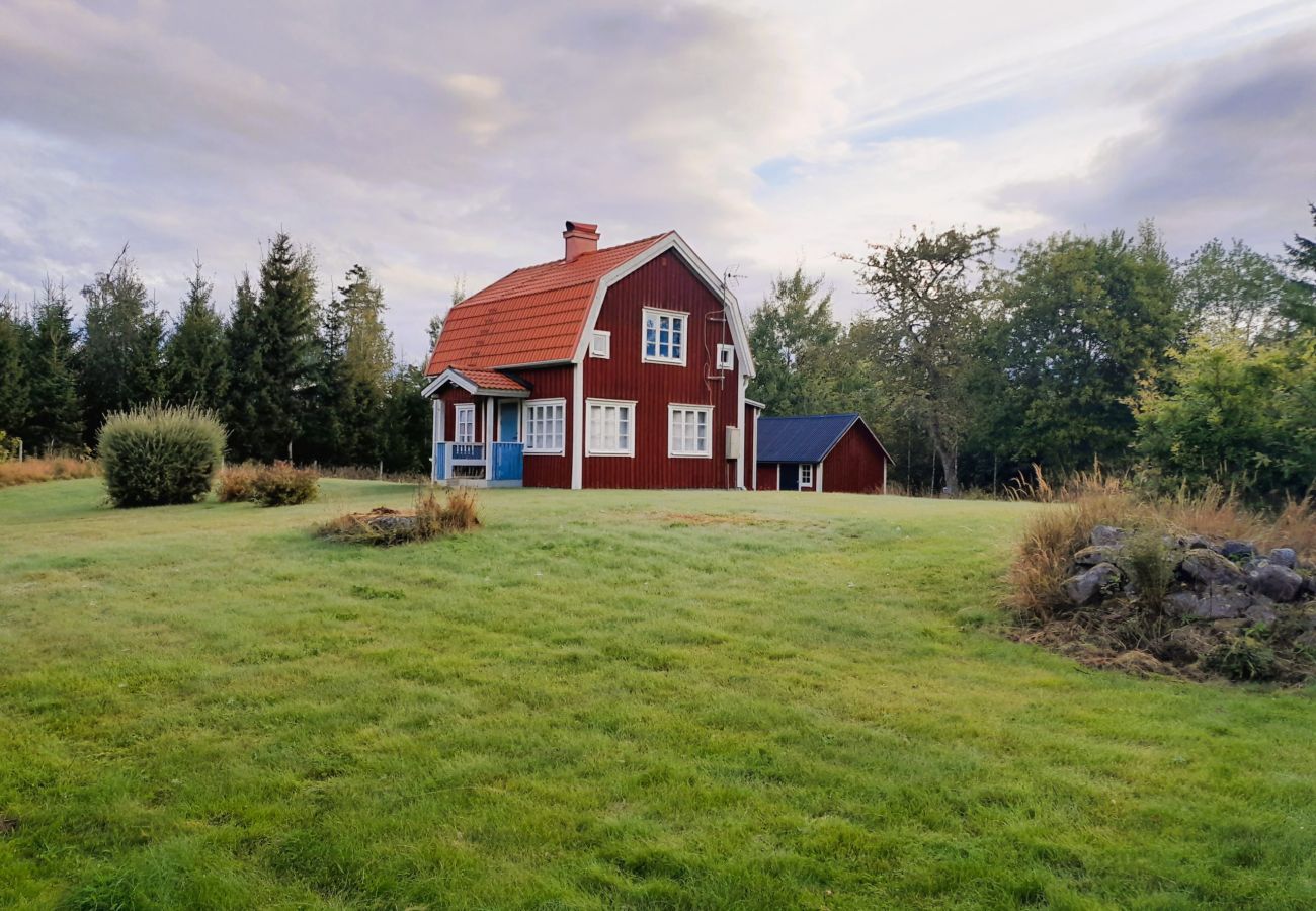 Stuga i Ydre - Charmig gård i avskild lantlig miljö (Obs: torrtoalett, utomhusdusch)