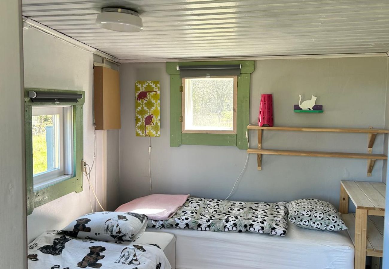 Stuga i Bergkvara - Semester utan grannar i en glänta nära Östersjön