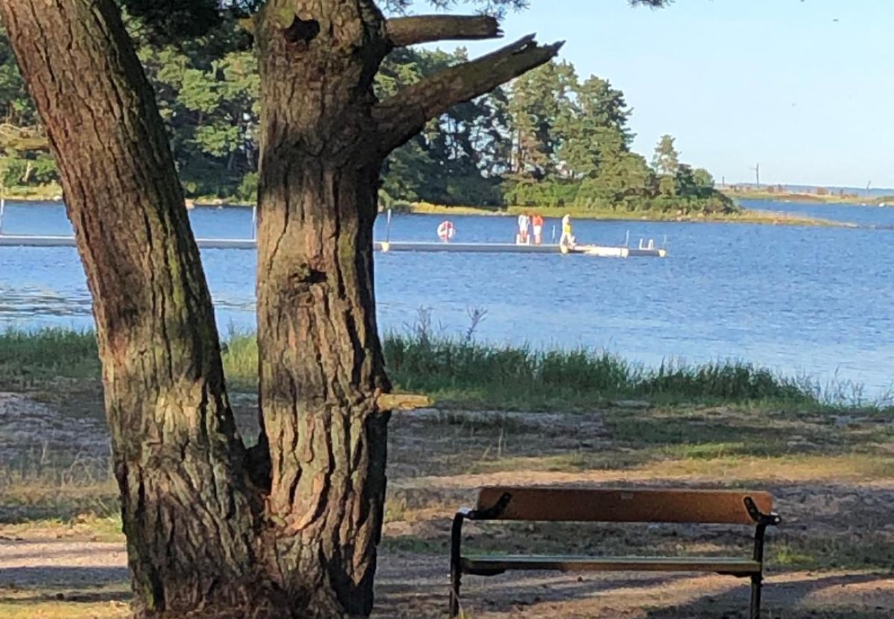 Stuga i Bergkvara - Semester utan grannar i en glänta nära Östersjön