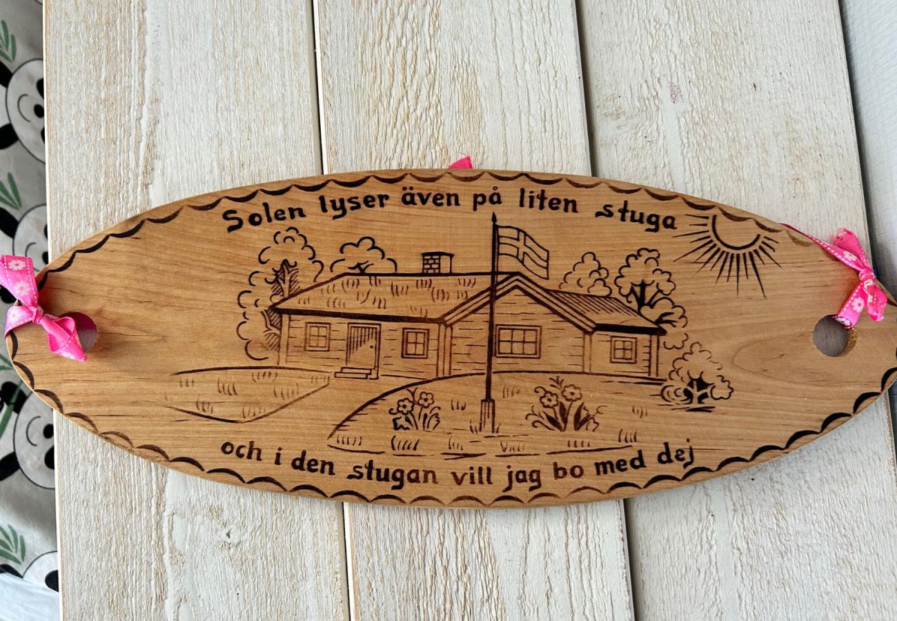 Stuga i Bergkvara - Semester utan grannar i en glänta nära Östersjön