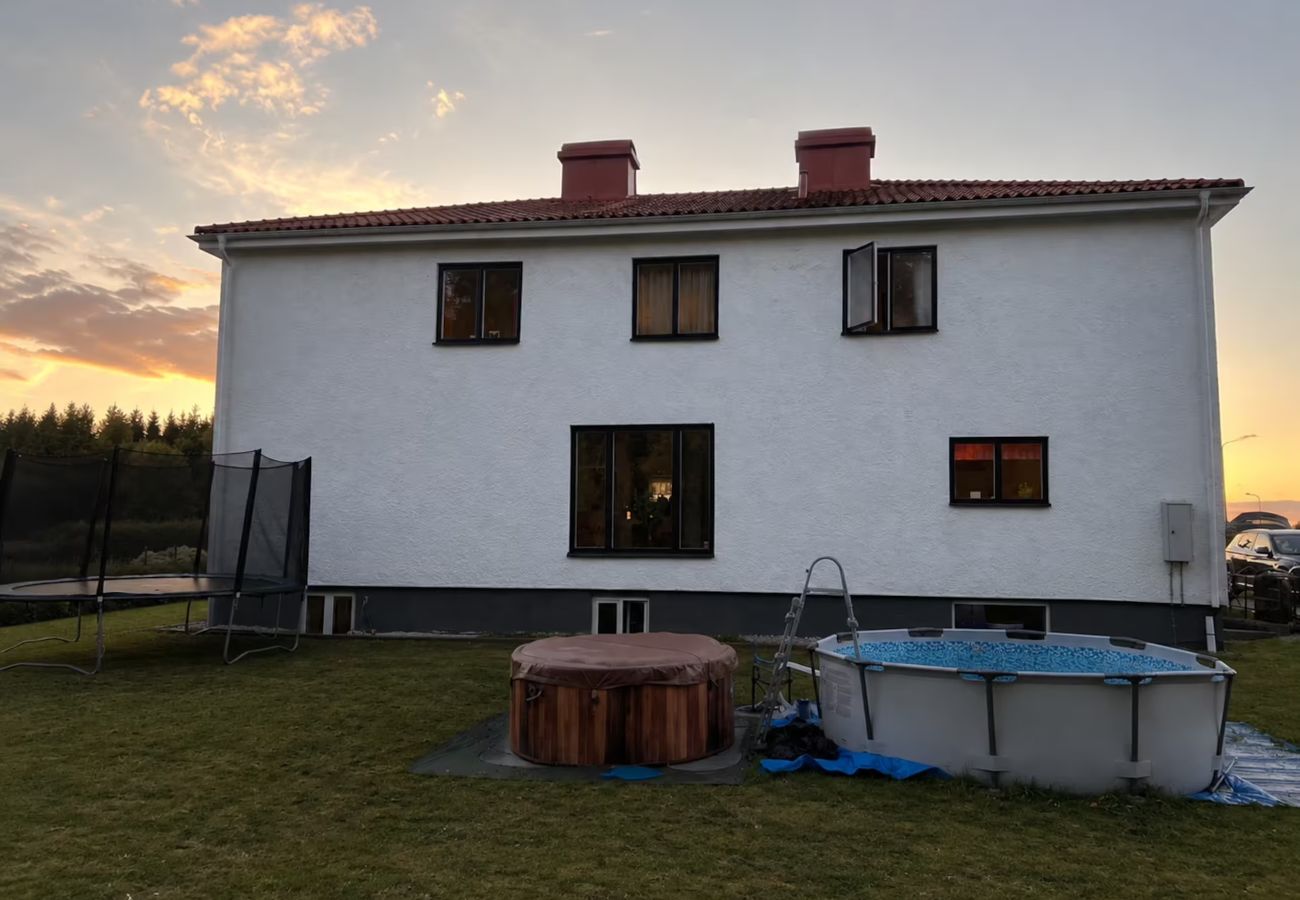 Stuga i Gällstad - Stort semesterhus för sommar- och vintersemester
